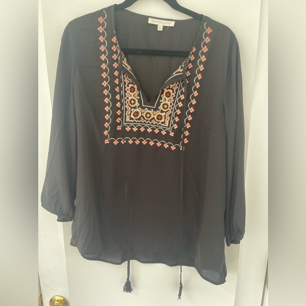 Daniel Rainn black printed top, L